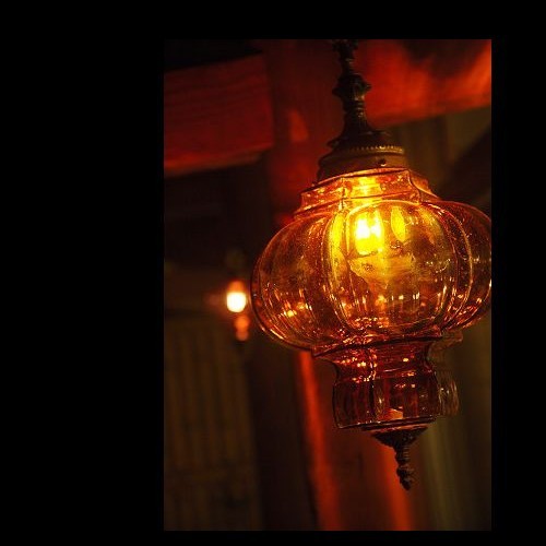 大浴場に灯るアンティークランプ。ビンテージのガラスを通して優しい光りが湯船を照らします