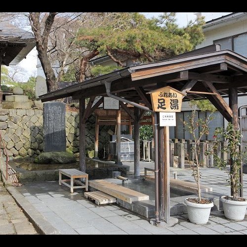 湯町足湯 当館玄関向かいに上山発祥の足湯と薬師堂。のどかな時間が流れます