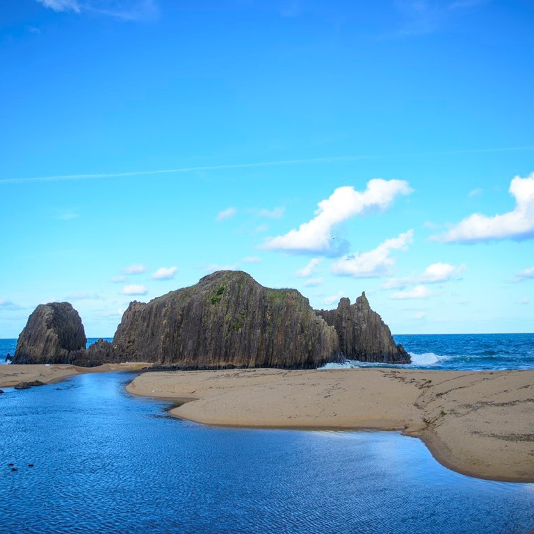 とト屋から歩いて行ける一枚岩の有名な「立岩」