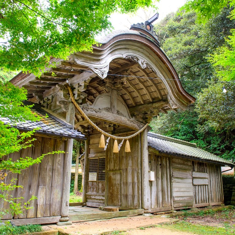 とト屋から近くにある由緒ある「竹野神社」