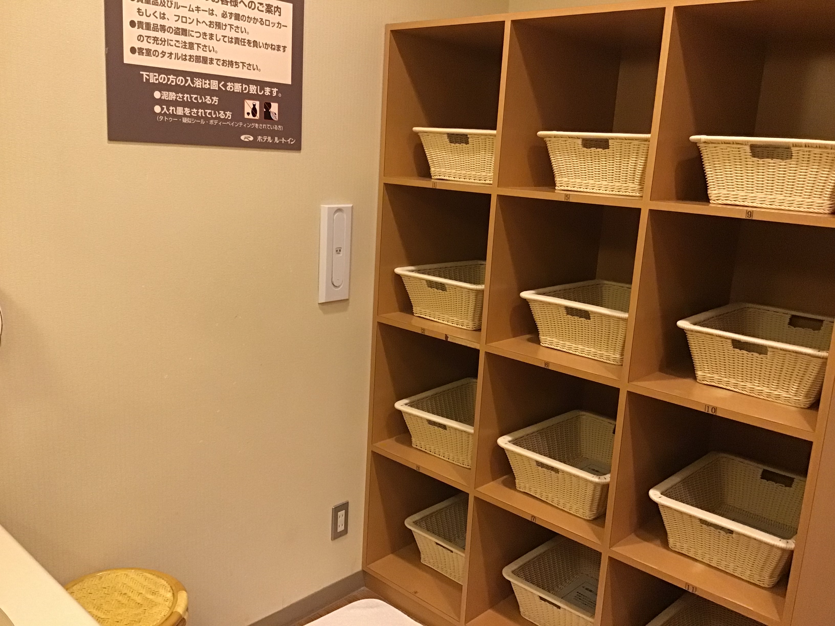 ■男性浴場　脱衣室■