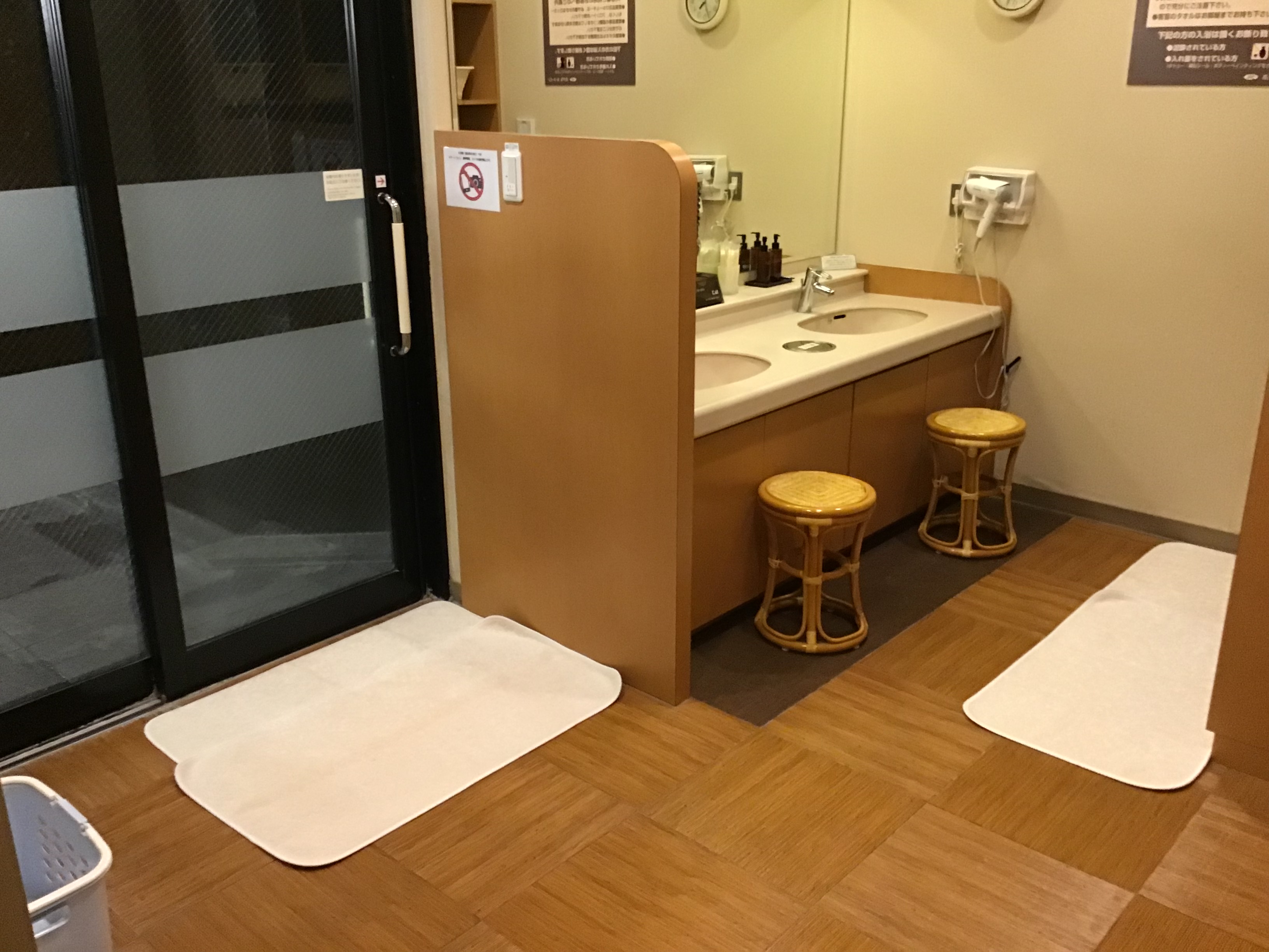 ■「旅人の湯」男性大浴場脱衣所■