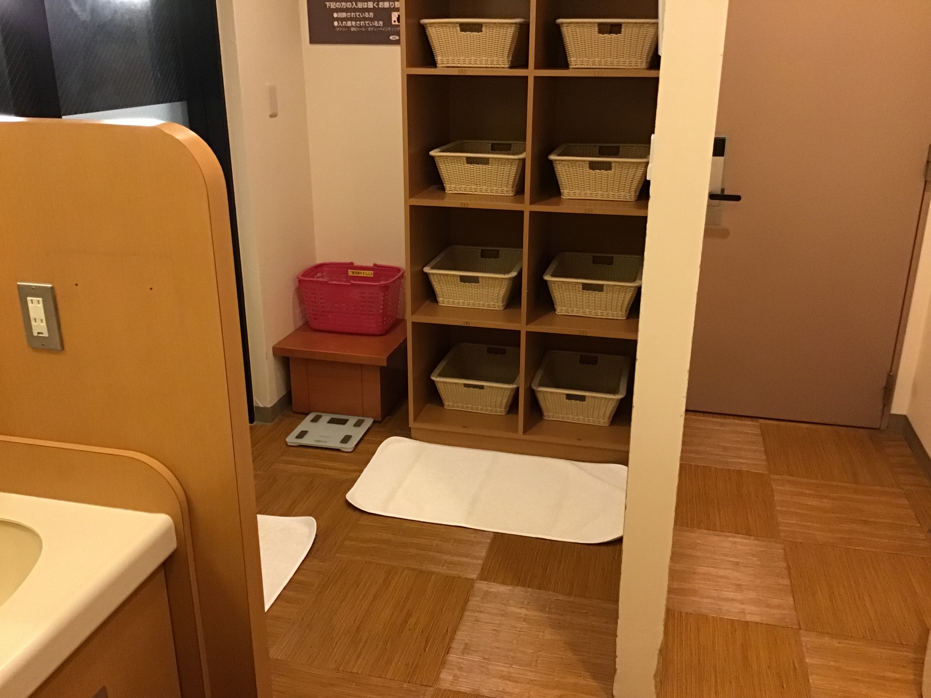 ■「旅人の湯」女性大浴場脱衣所■
