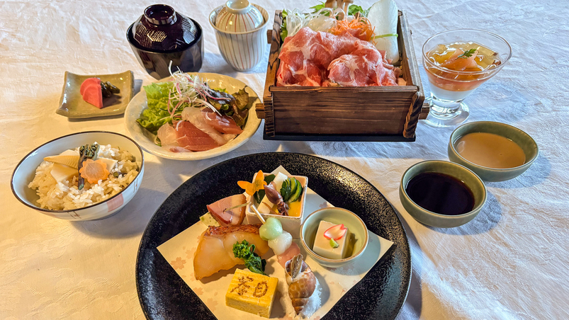 【旬膳処 茶目】〜地元食材と旬の厳選食材を堪能 『春晴御膳』〜天然温泉と美食の癒し旅（1泊2食）