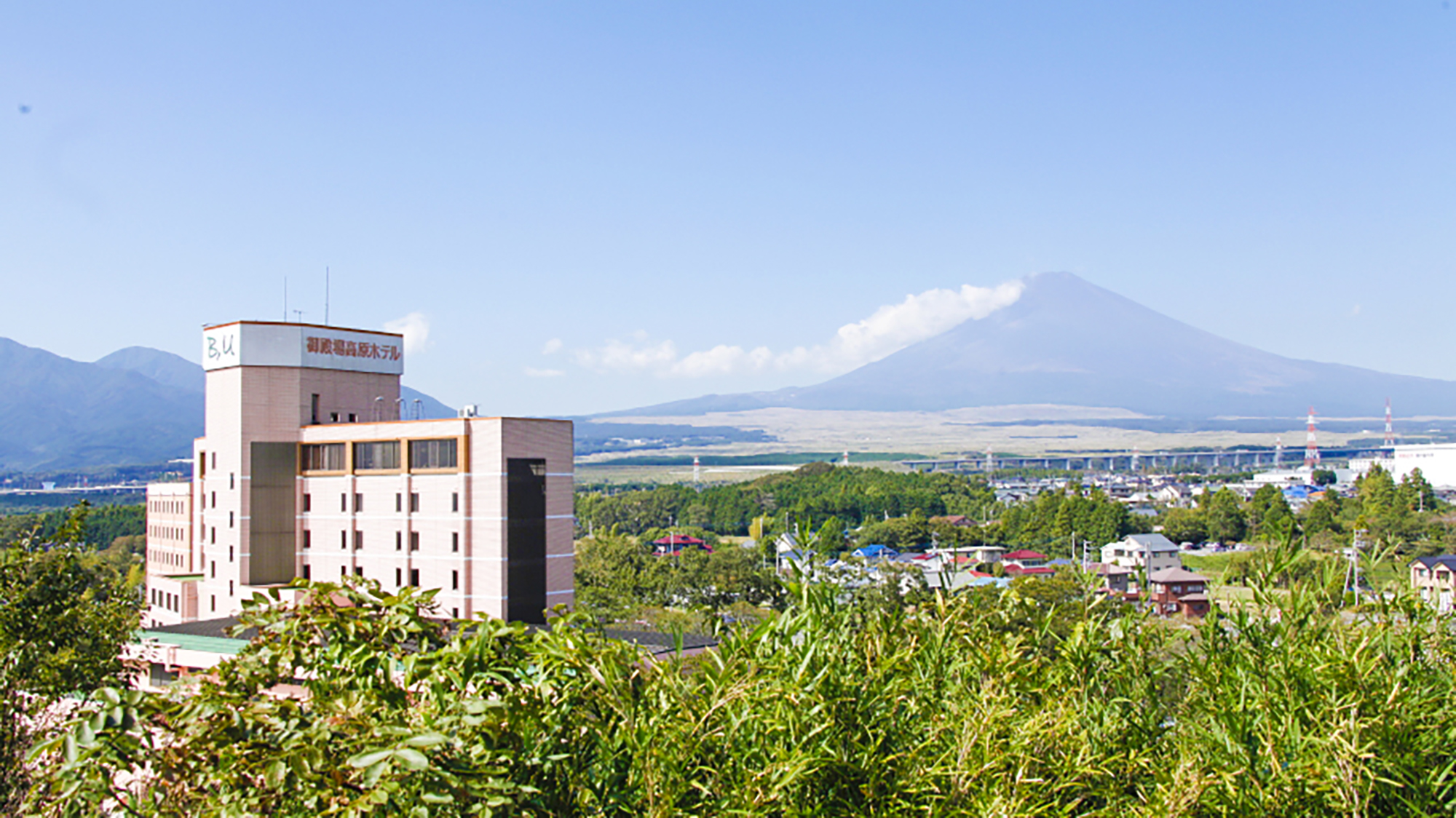 高原ホテル外観　※富士山を望む10万坪の敷地に天然温泉、レストラン、アクティビティ豊富な高原リゾート