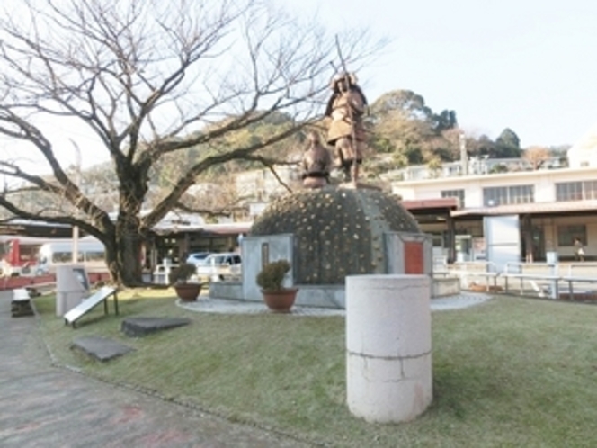 湯河原駅前　土肥実平像