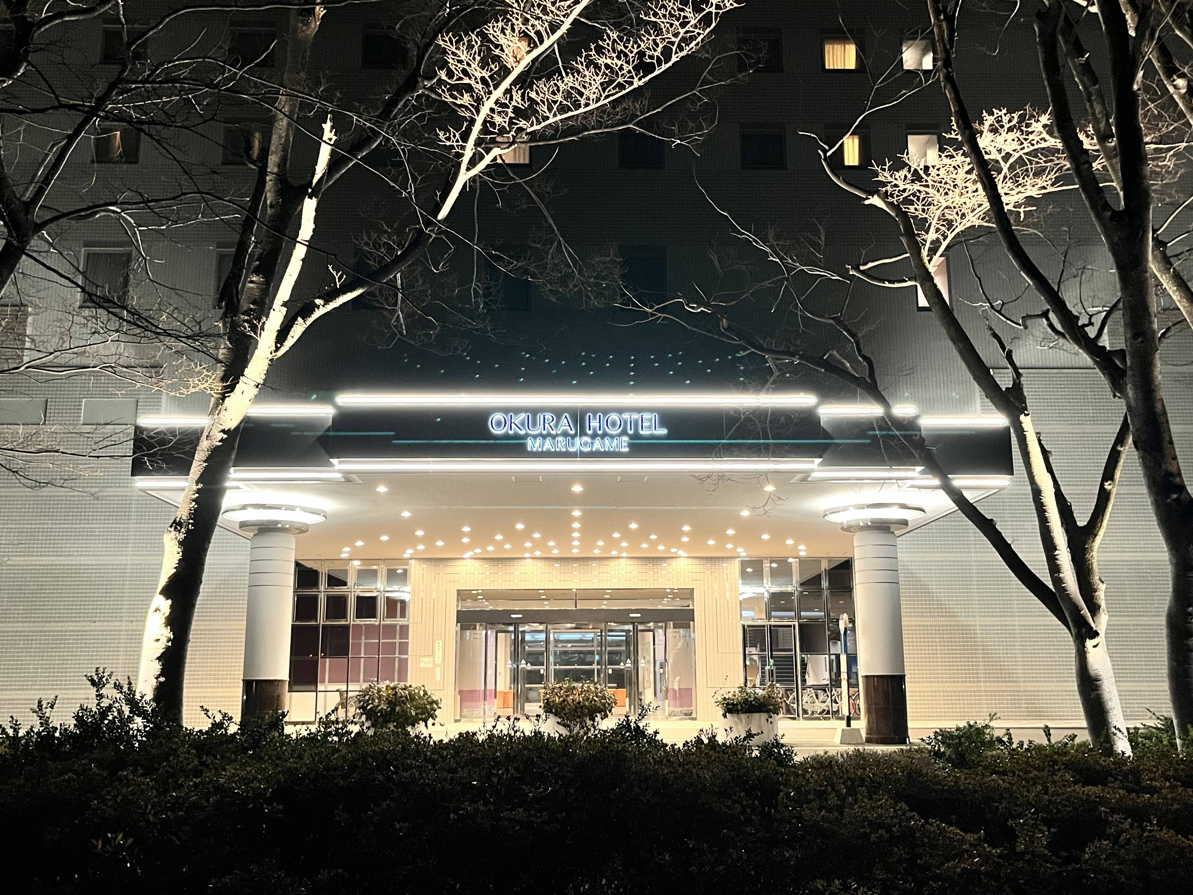 夜間外観