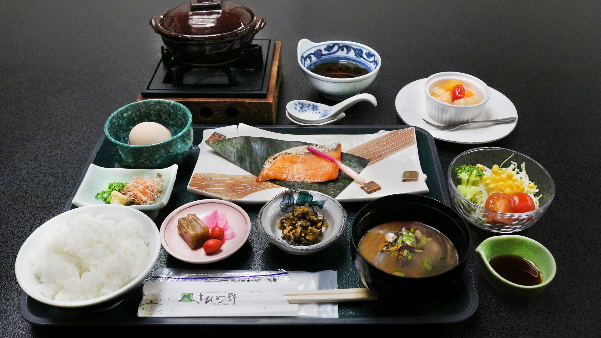 地元食材を使った和定食の朝食