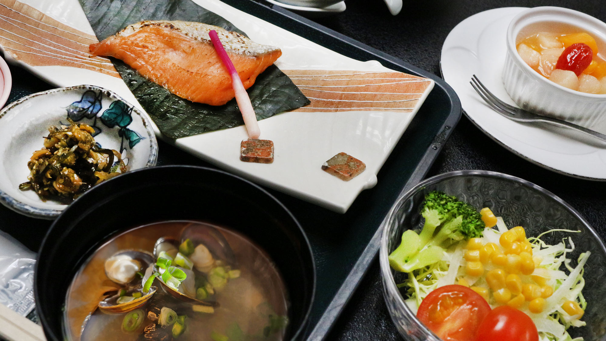 地元食材を使った和定食の朝食