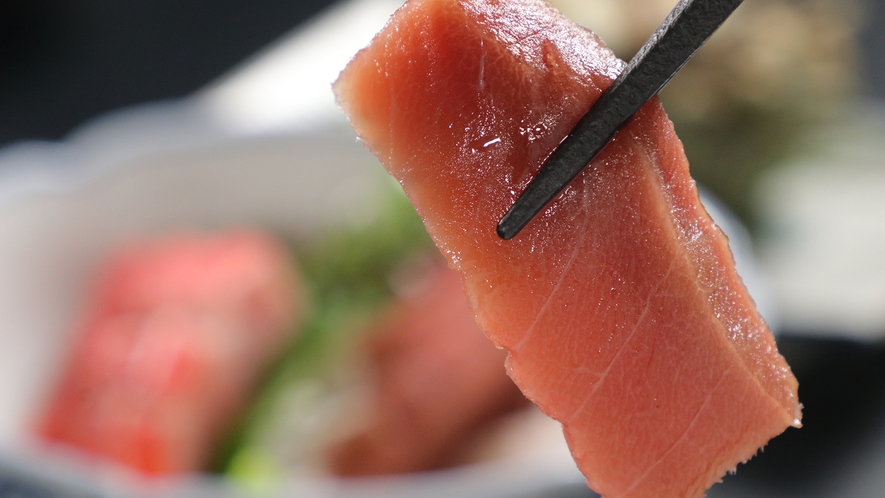 【夕食】　三崎マグロと地キンメの刺身*