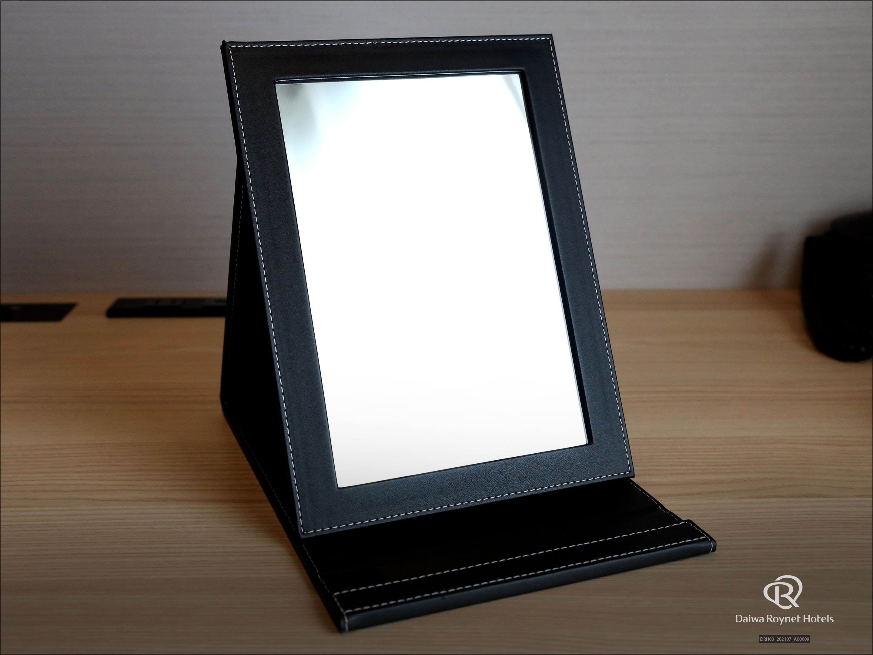 【客室】デスクミラー