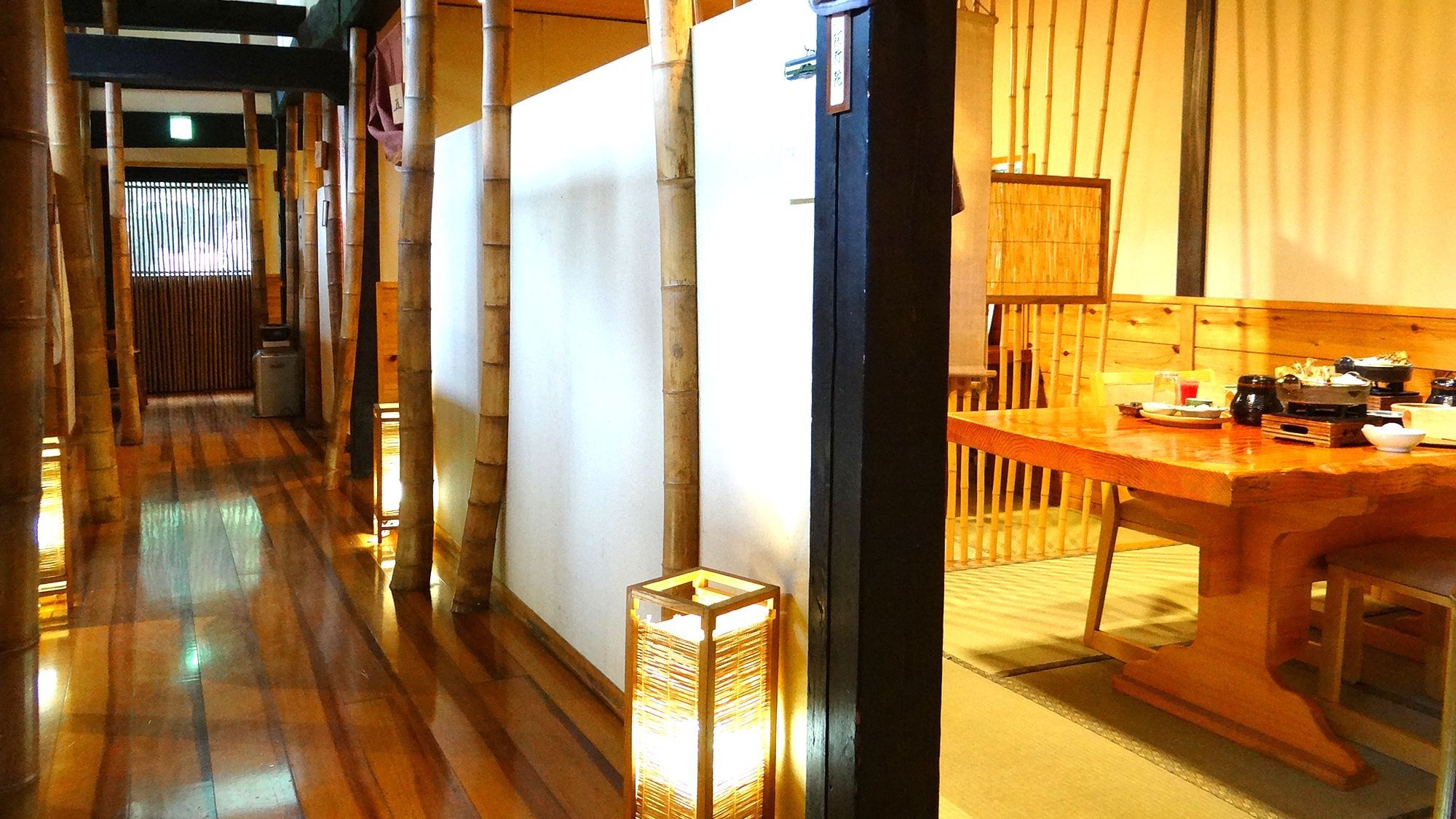 美しき宝川を眼下に望む 総檜葉造り「本館角部屋」を確約＆夕食は個室風お食事処で♪