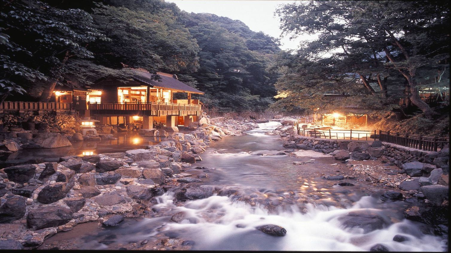 子宝の湯と般若の湯の間を流れる宝川