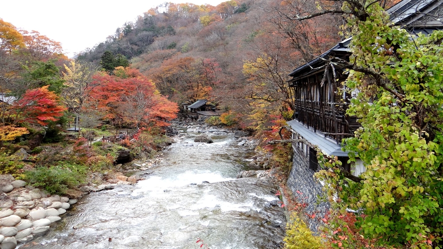 紅葉　秋の宝川