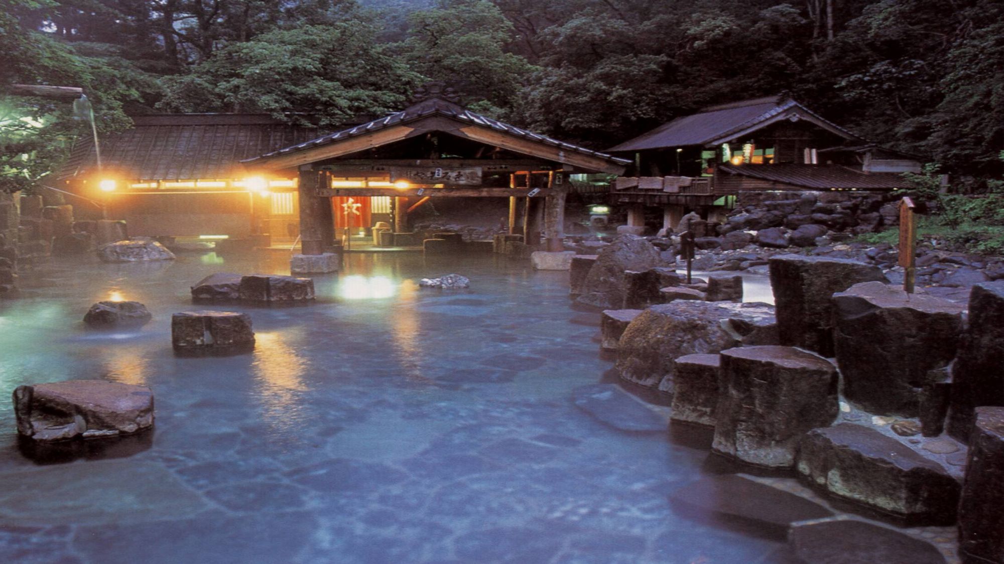 『摩訶の湯』混浴・100畳／宝川温泉で一番有名な露天風呂です。世界でもたいへん人気のある露天風呂です