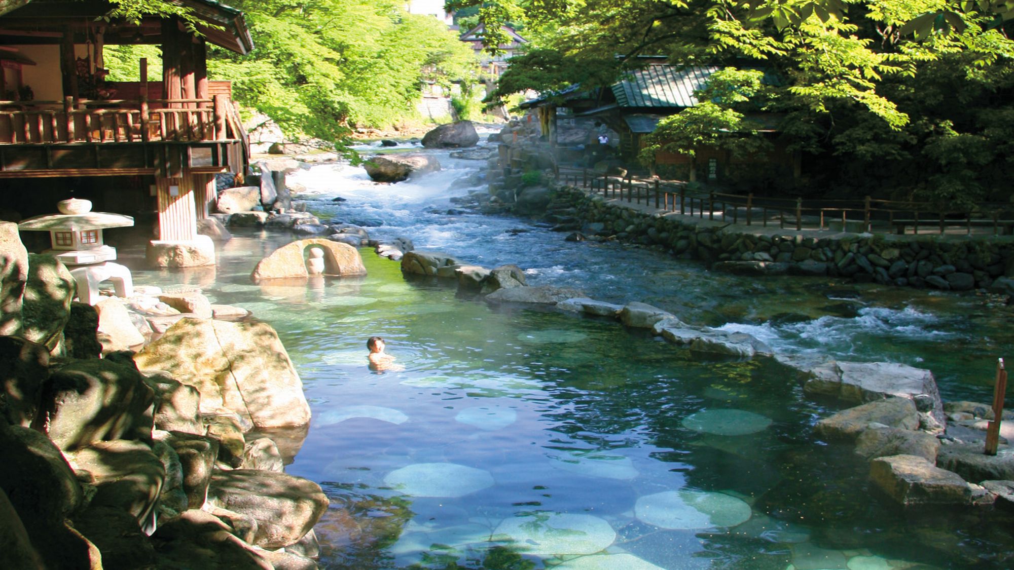 宝川温泉 汪泉閣の混浴露天風呂「子宝の湯」
