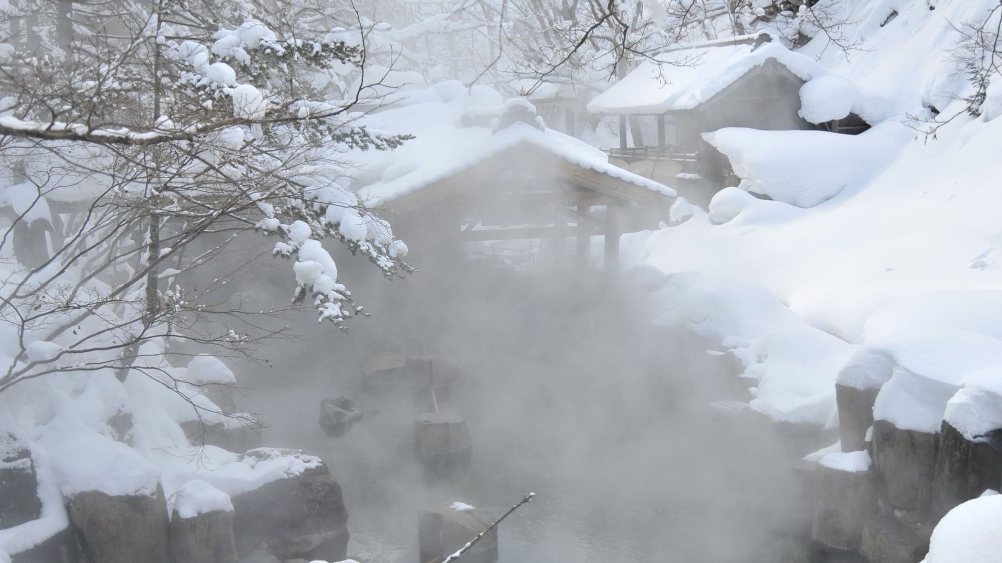 『摩訶の湯』冬・混浴・100畳／冬の雪見露天風呂はおすすめ！