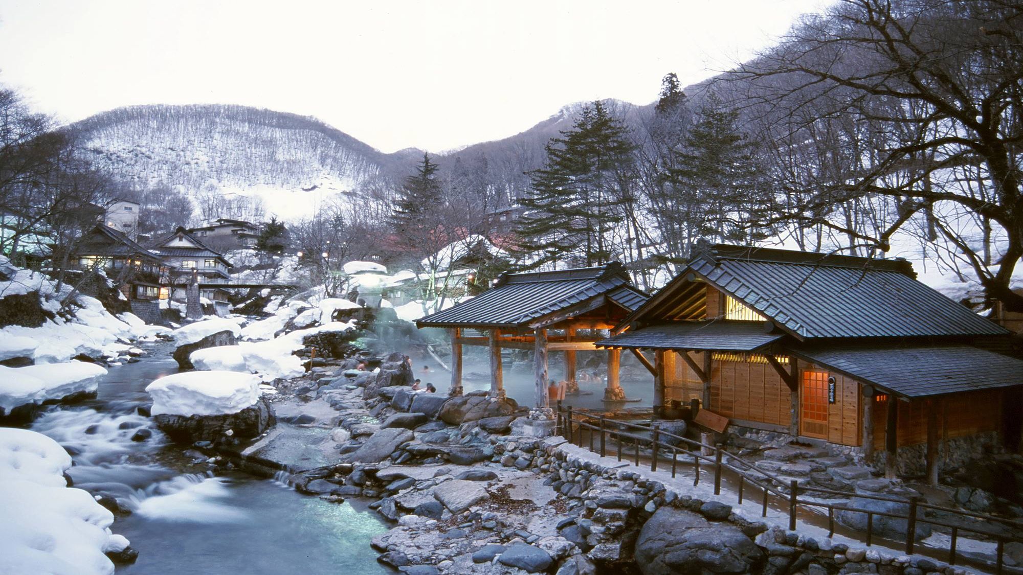 『摩訶の湯』冬・混浴・100畳／冬の雪見露天風呂はおすすめ！