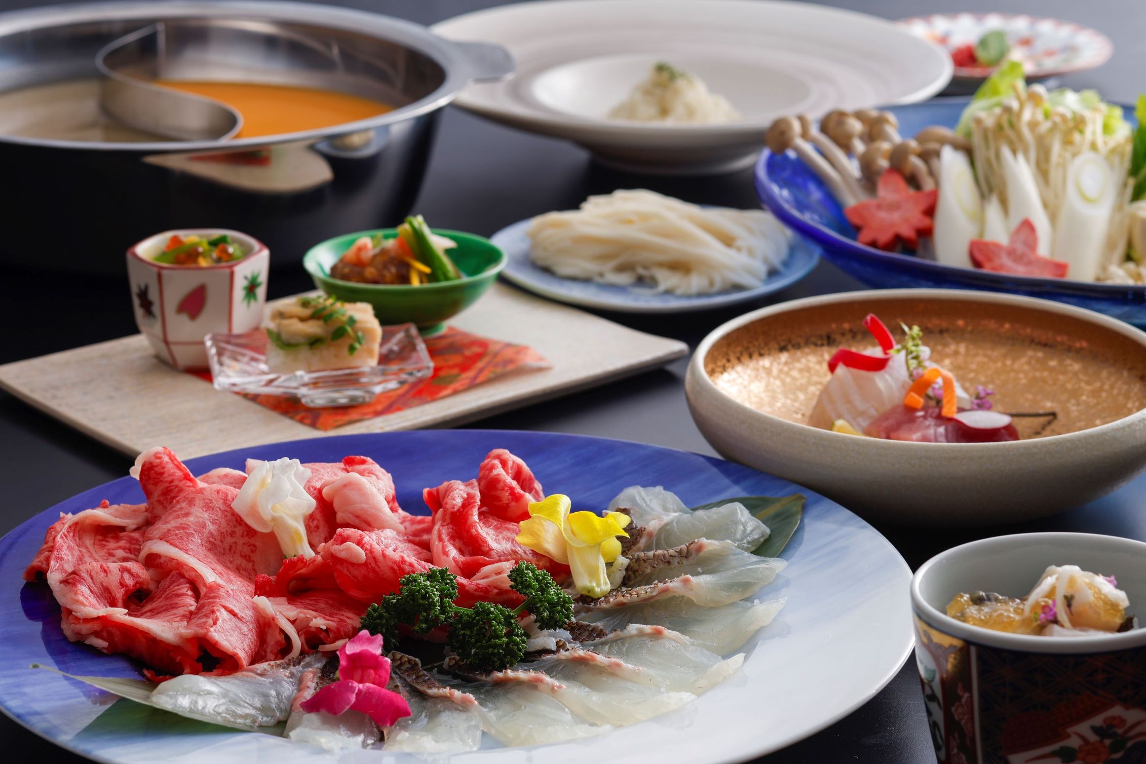 【期間限定】大人3名様以上でおひとり様無料！！　淡路牛と桜鯛の雲丹しゃぶ＆玉葱フォンデュ二色鍋コース