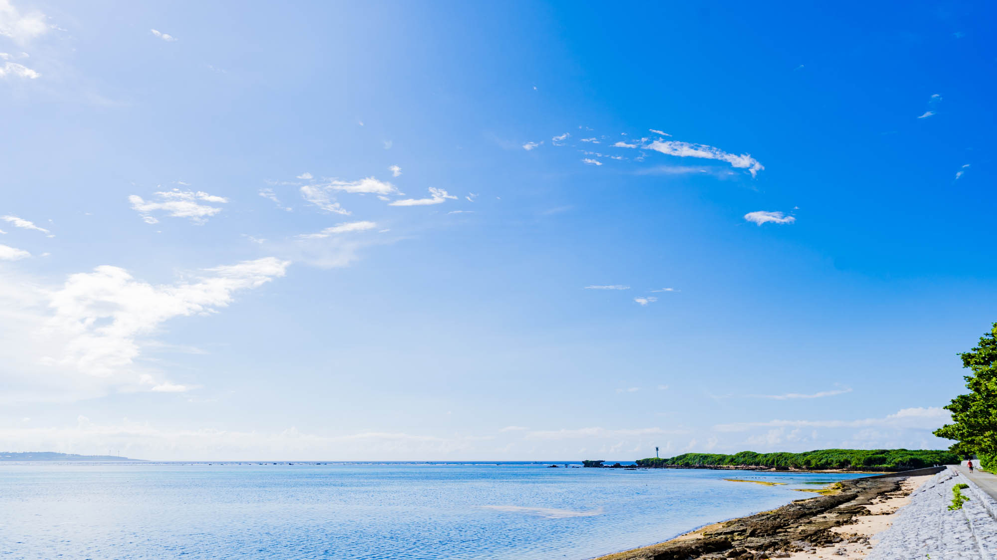 ・空と海が一体化、青く美しい風景