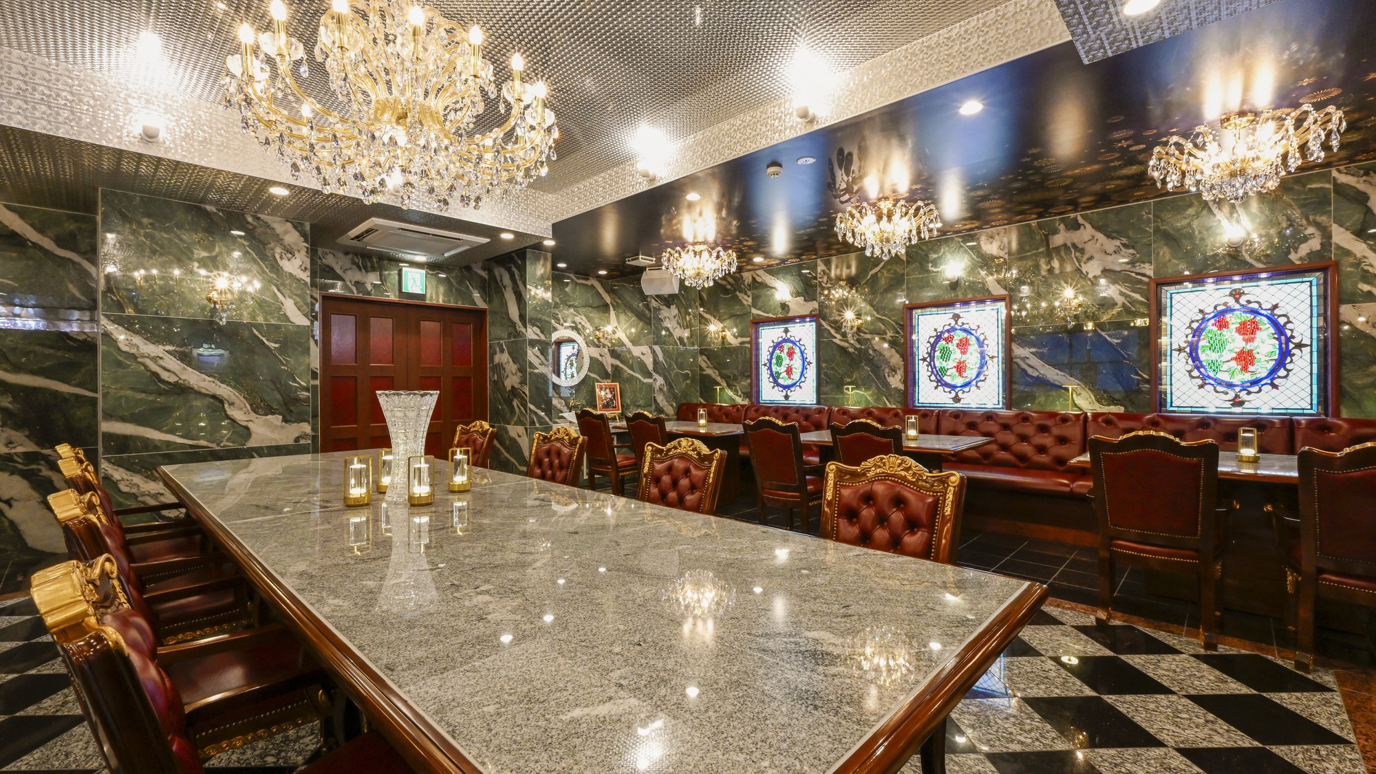 新装オープンバー・ラウンジ