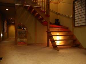 ロビーから２階へあがる階段。浴室へつながる廊下。