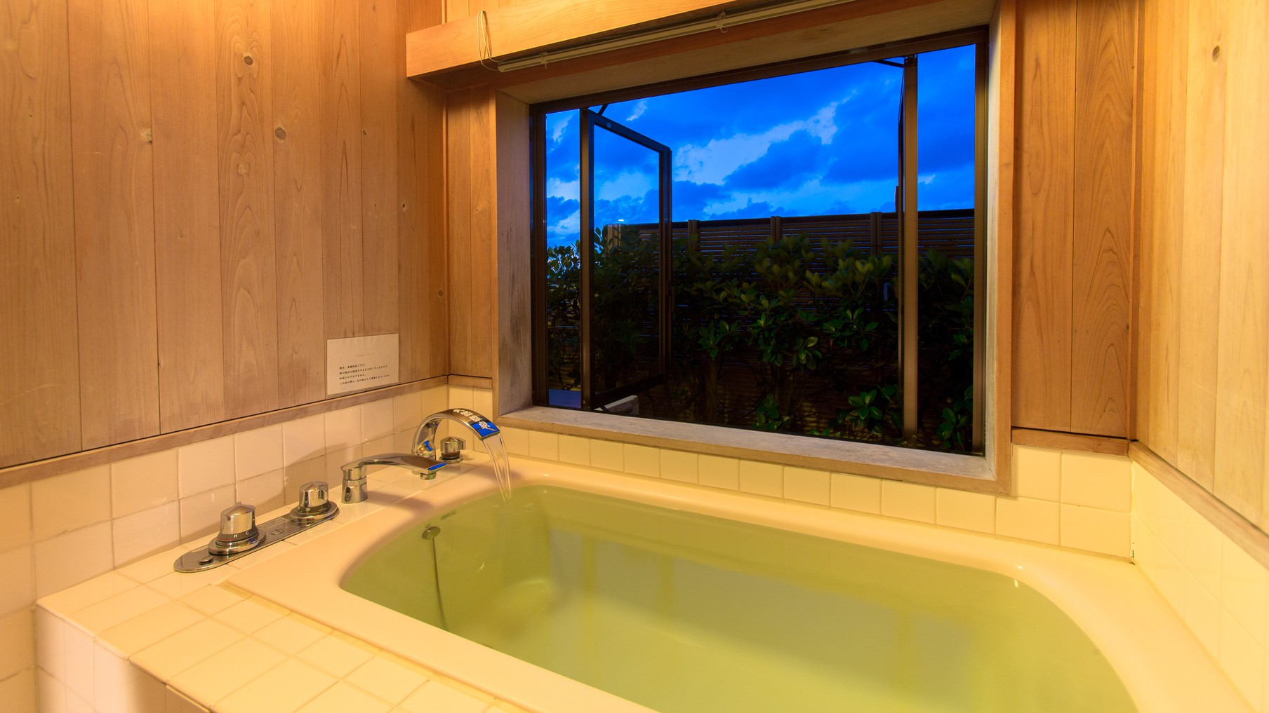 【温泉付客室「銀波」】客室の温泉風呂からも日本海を一望できます。