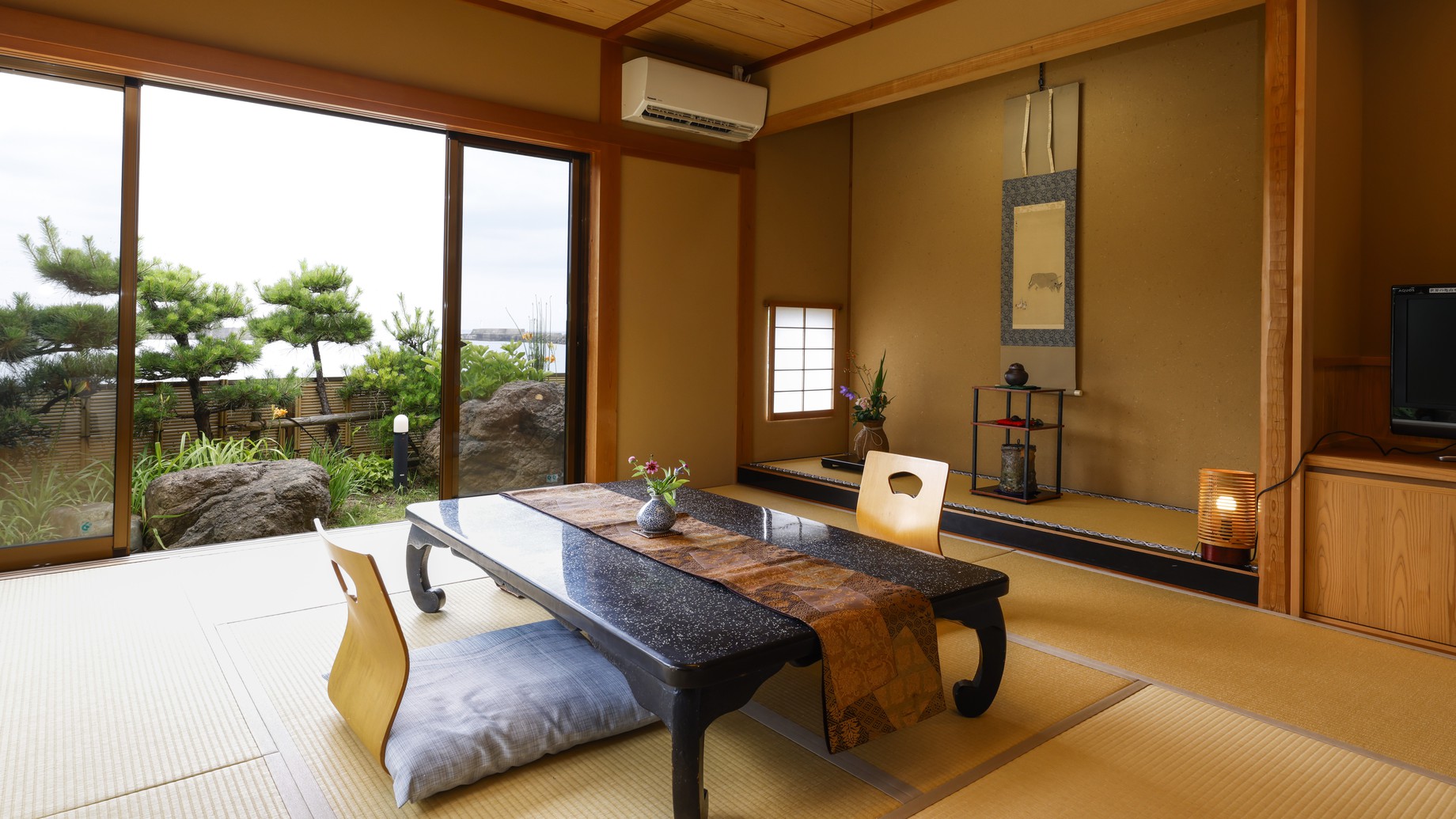 【ダブルベッド付・和洋室「金波」】ダブルベッドの付いた和室10畳のお部屋で、庭と海に面したお部屋。