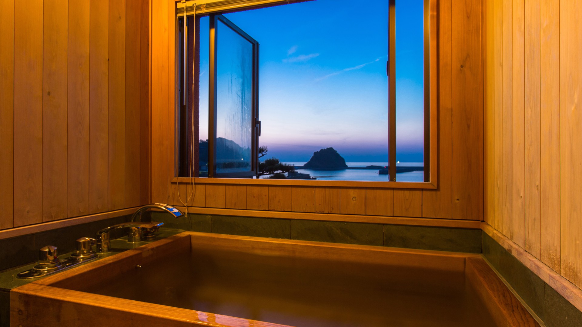 【古代檜風呂温泉付客室「竜宮波」】客室の温泉風呂に浸かりながら、移りゆく日本海の情景を…