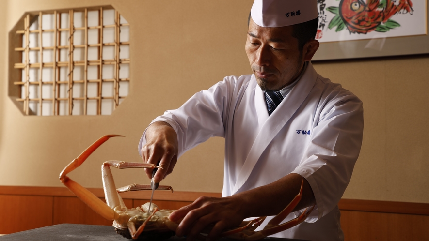 【冬のお料理】料理長自ら、活ガニを捌く