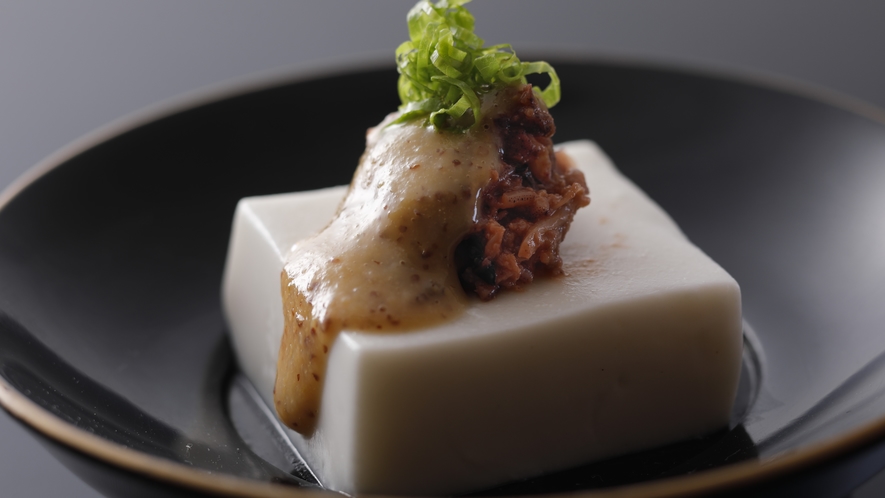【春のお料理】胡麻豆腐。ホタルイカの叩き・粒カラシ酢味噌にて。