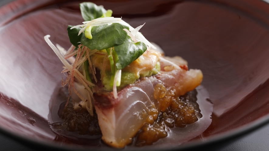 【秋のお料理】地魚のタタキ仕立て、玉ネギポン酢と香味野菜（一例）
