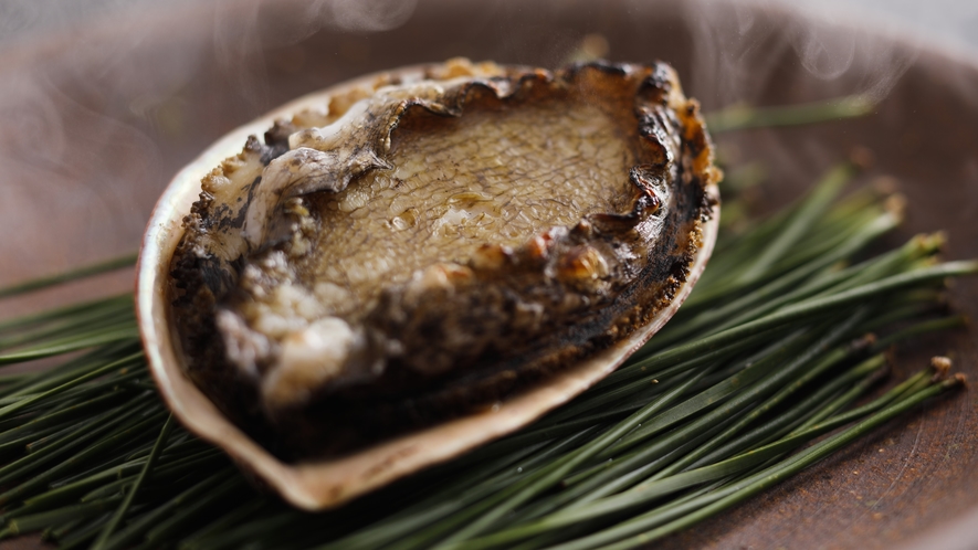 【通年のお料理】磯の香りを感じながらかぶりつく鮑の炭火焼き（一例）