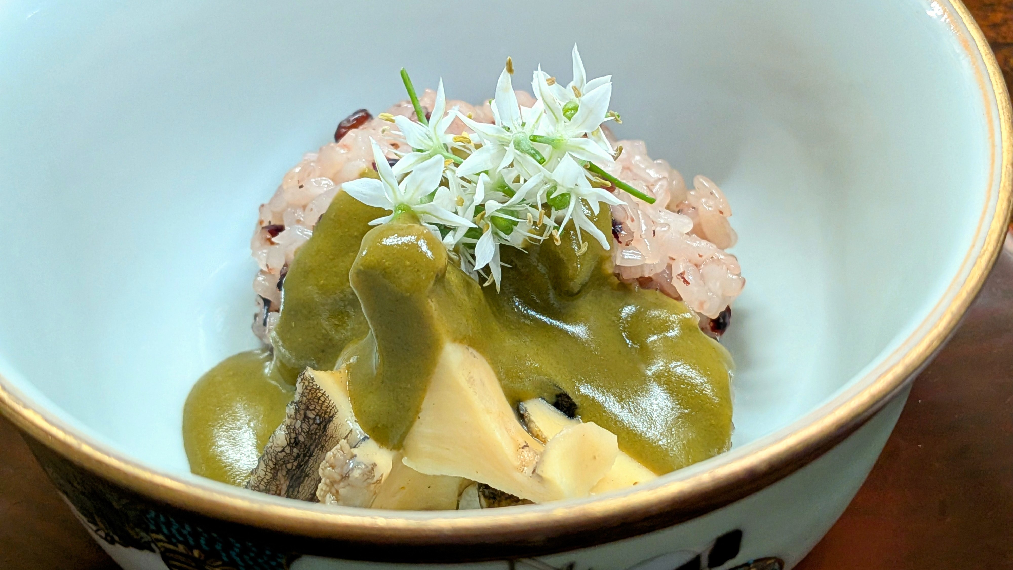 【秋のお料理】黒米のおこわと蒸しアワビ。肝ソースにて。