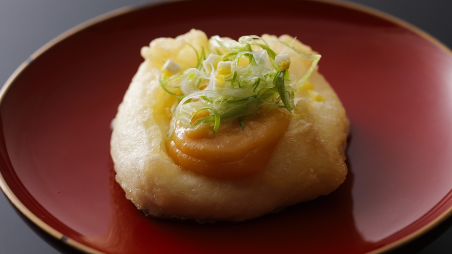 【冬のお料理】揚げ胡麻豆腐、玉味噌、アラレ柚子、葱を添えて（一例）
