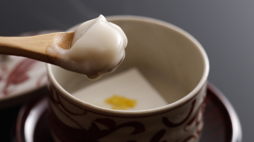【冬のお料理】胡麻豆腐を海老芋のすり流しとともに（一例）