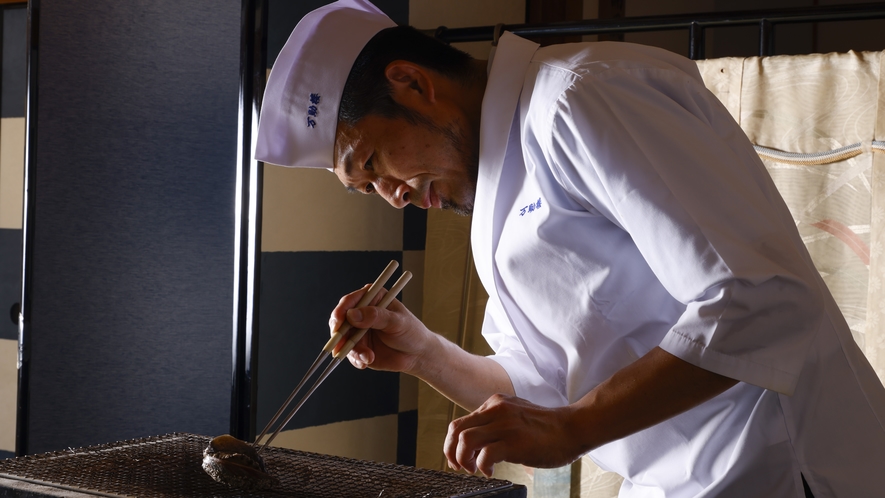 【料理長】当館の料理長が炭火で焼き上げる「鮑の踊り焼き」を磯の香りを感じながら味わう！