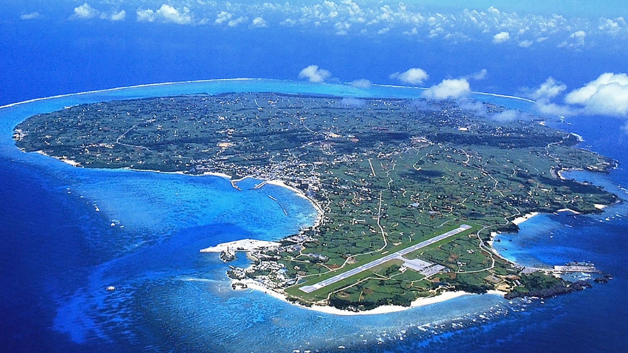 【与論島全景】奄美群島のひとつで鹿児島県最南端の島です