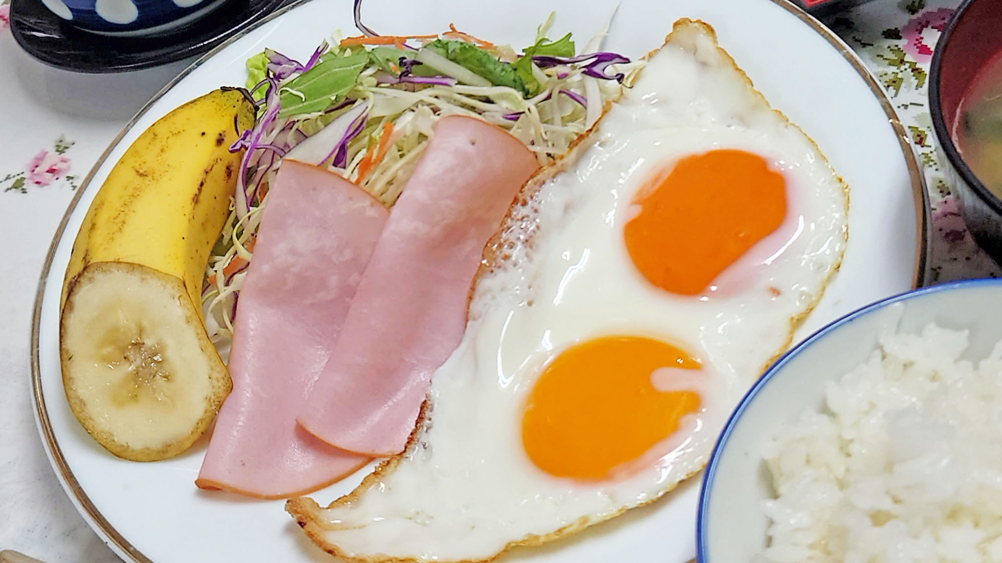 【朝食】目玉焼き・ハム・サラダ・フルーツ