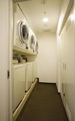 部屋の洗濯乾燥機以外にもランドリー室もございます。