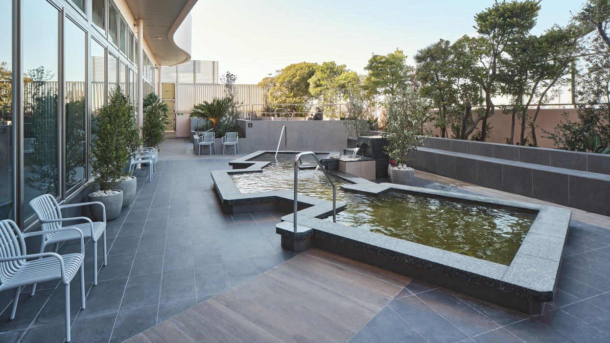 本館4階 男湯 露天エリア(昼)