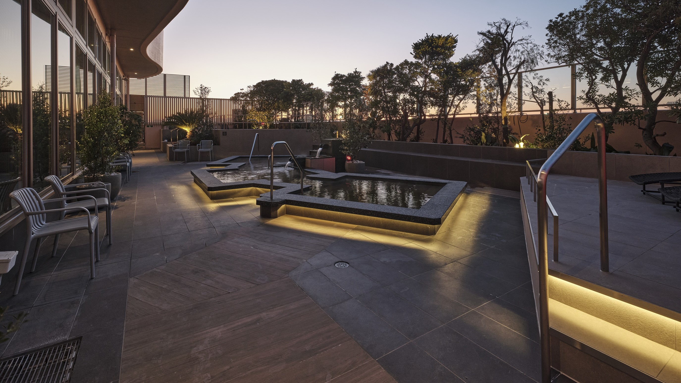 本館4階 男湯 露天エリア（夜）