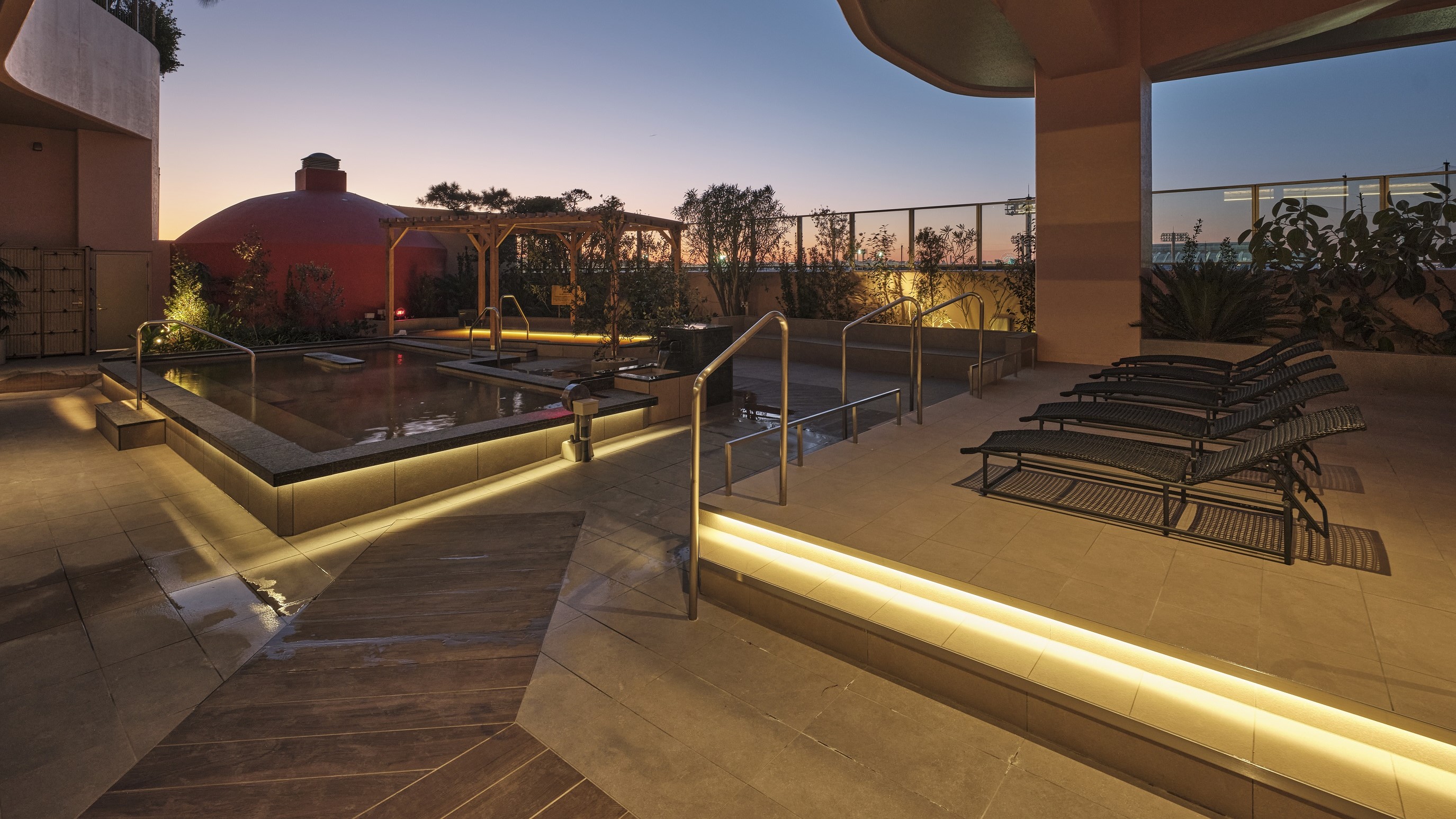 本館4階 女湯 露天エリア（夜）