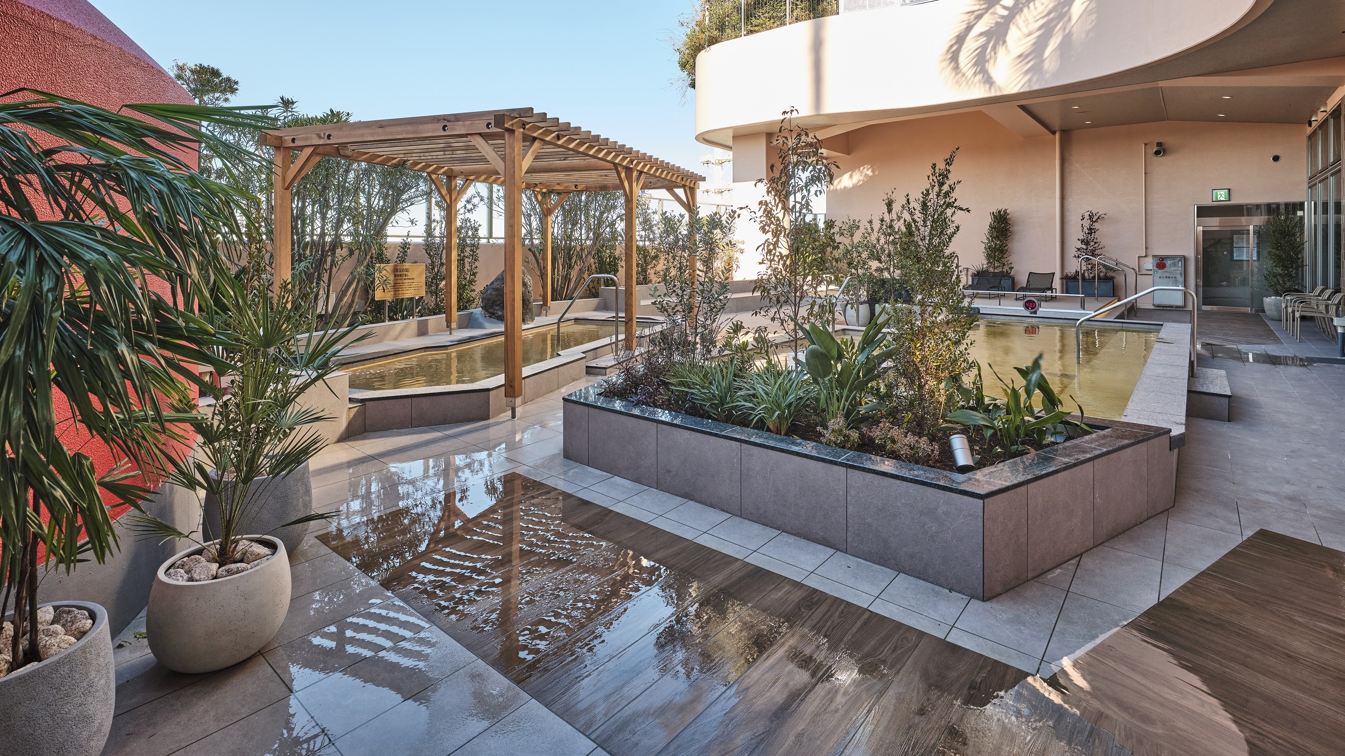 本館4階 女湯 露天エリア（昼）