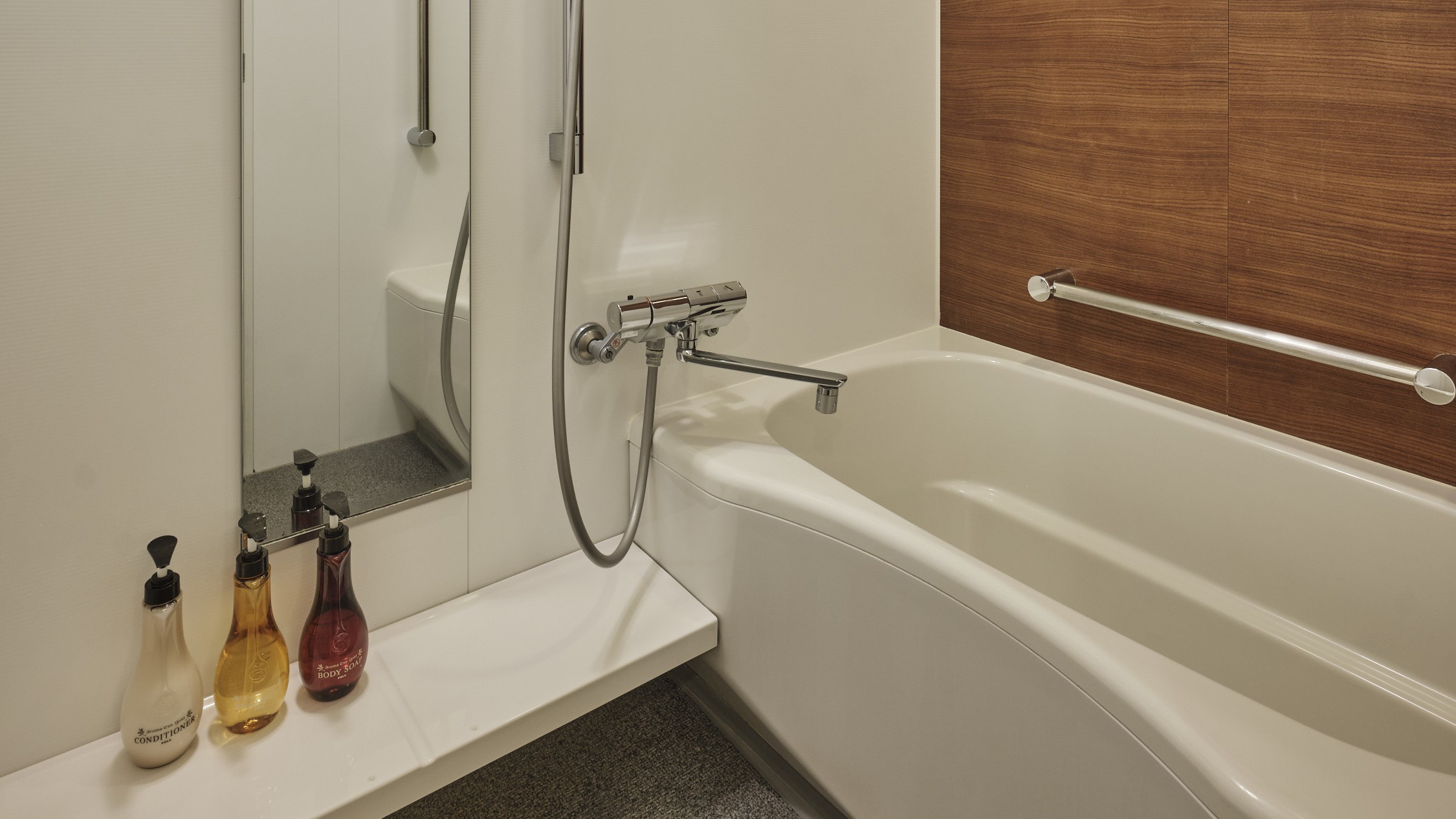 新館：ユーラシアルーム バス