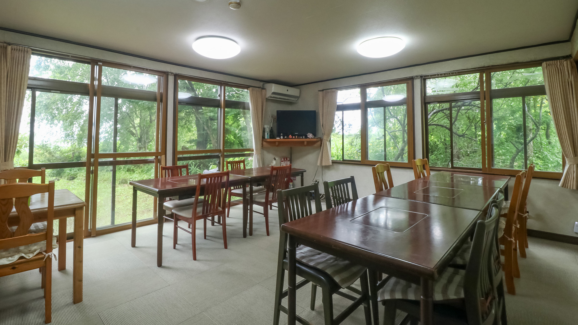 #館内　季節ごとに表情を変える湖を眺めながら、手づくりのあたたかい料理をどうぞ