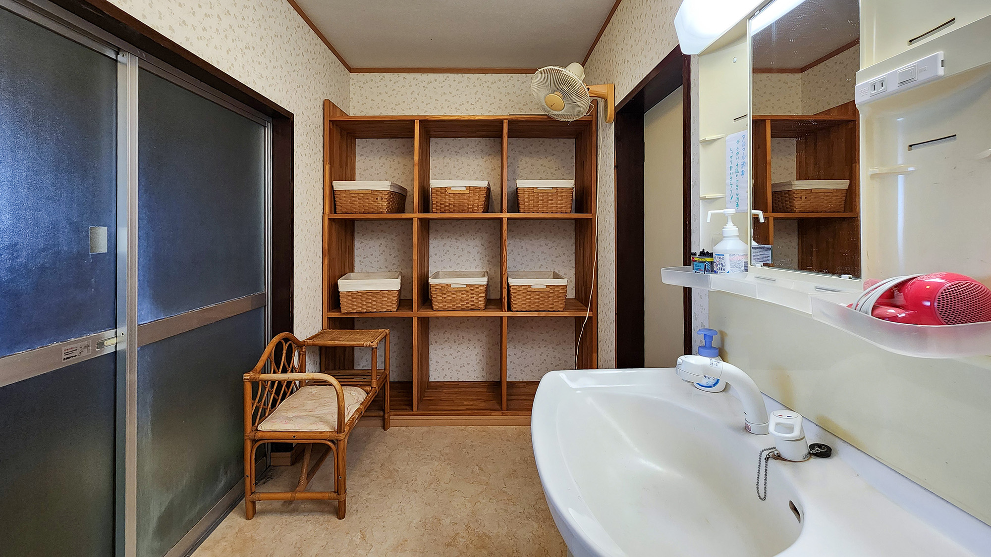 #お風呂　清潔感のある脱衣スペースで、ゆっくりお着替え♪