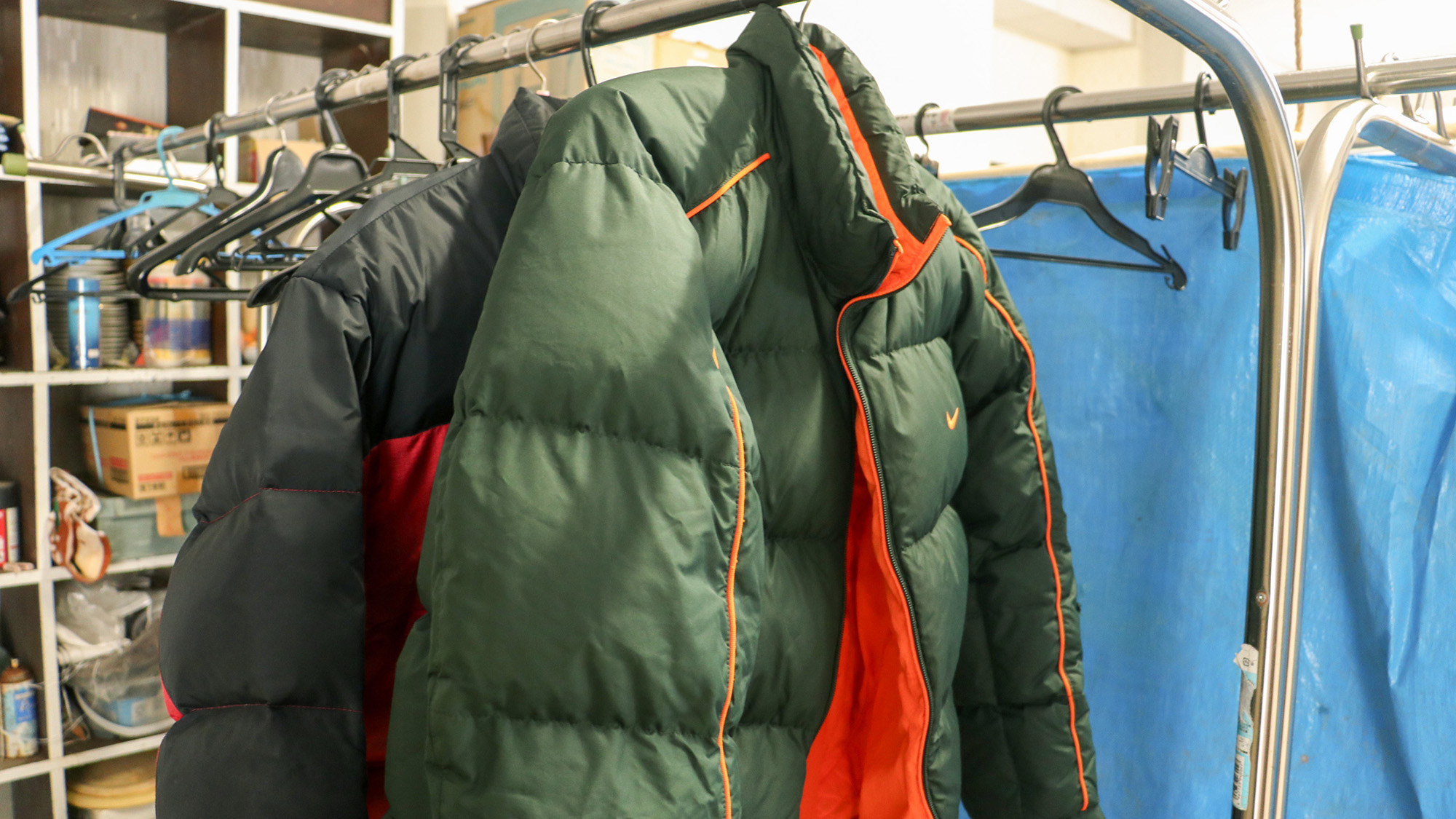 #館内　たくさんのウェアが掛けられる物干し竿