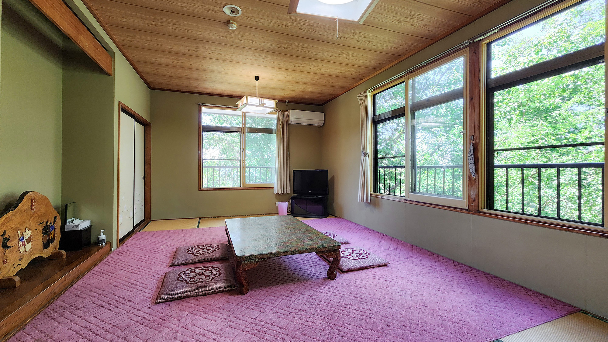 #20畳和室　湖の見える大きな和室で、みんなでのんびりお過ごしください