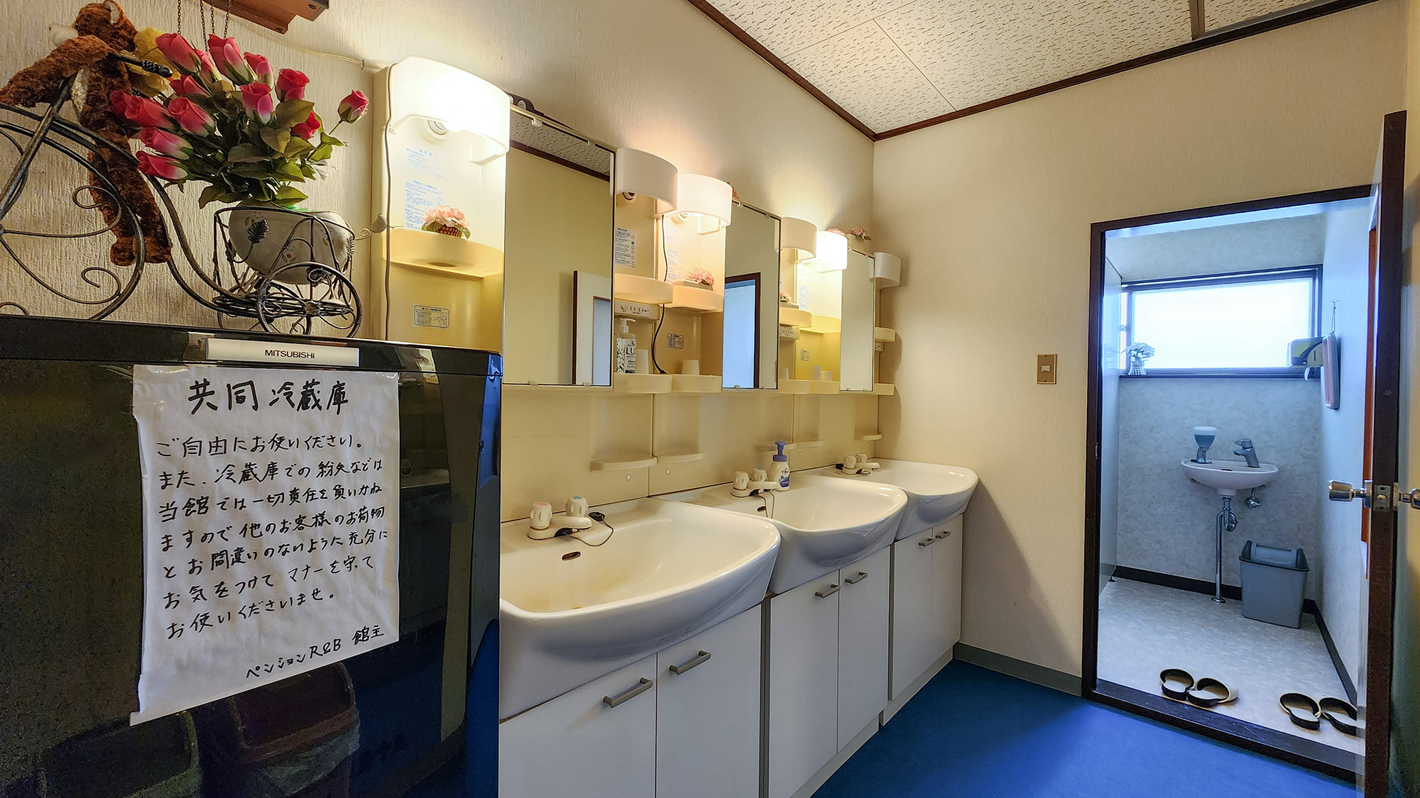 #館内　朝の身支度も気持ちよく。共用洗面も完備！